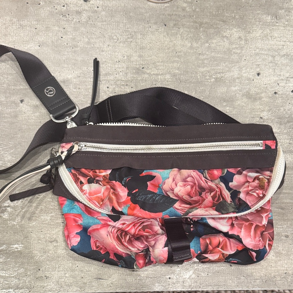 Lululemon floral bag with two pockets. Great condition. No stains or tears.